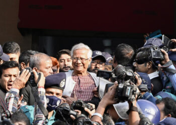 Premio Nobel de la Paz, Muhammad Yunus, es condenado a cárcel en Bangladés