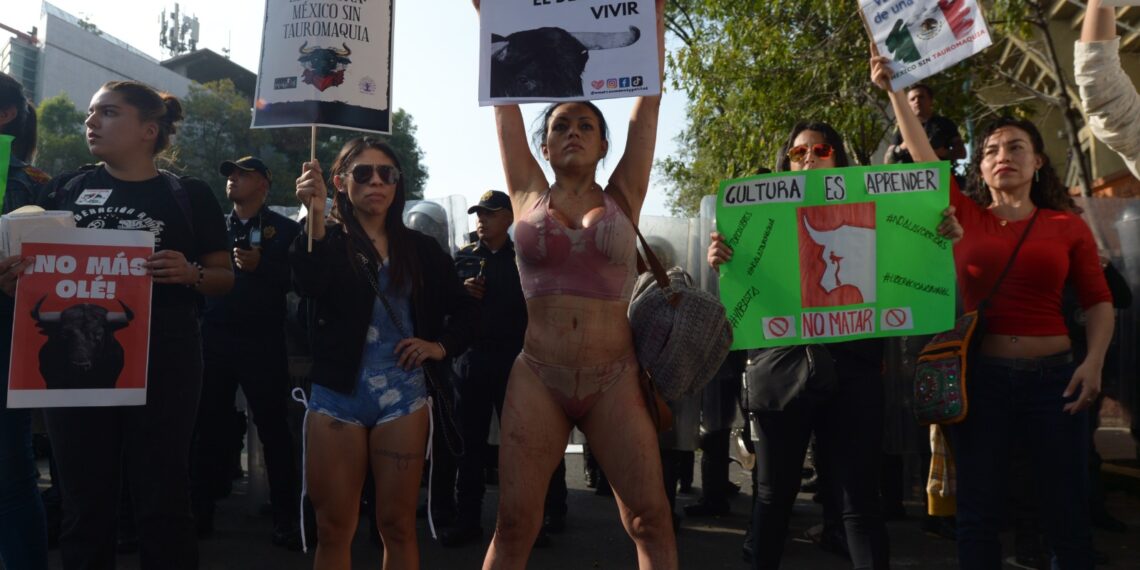 Se confrontan Activistas con Taurinos afuera de la Plaza de Toros México