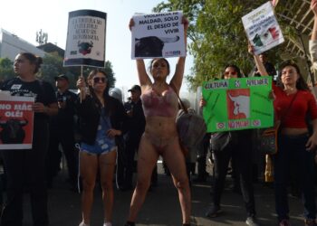 Se confrontan Activistas con Taurinos afuera de la Plaza de Toros México