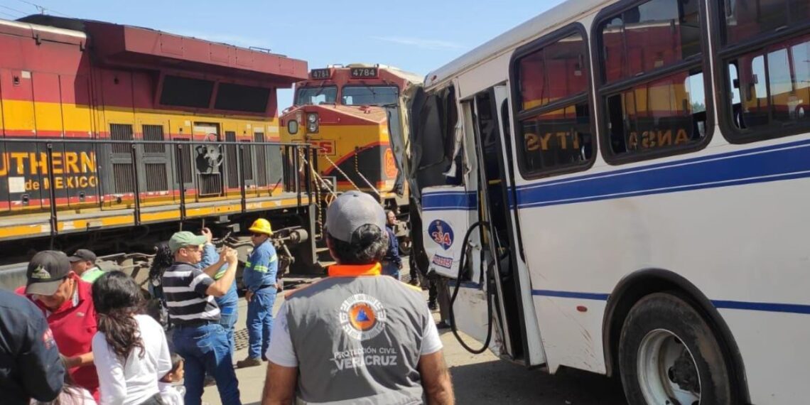 Tren arrolla a un autobús que intentó ganarle el paso en Xalapa, Veracruz