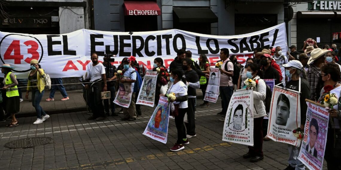 Liberan a ocho militares vinculados al caso Ayotzinapa
