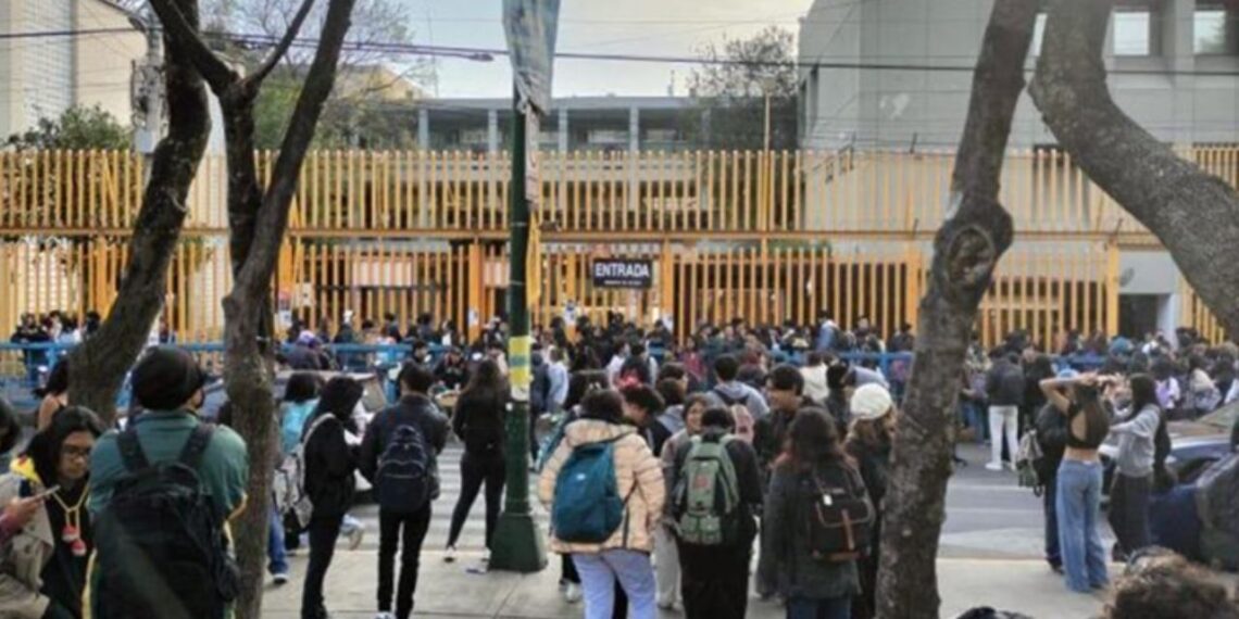 Encapuchados toman la Prepa 8 por presunto caso de acoso sexual