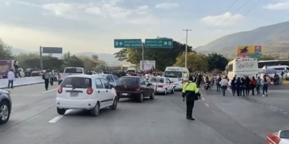 Estudiantes y maestros bloquean Autopista del Sol en Guerrero