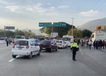 Estudiantes y maestros bloquean Autopista del Sol en Guerrero