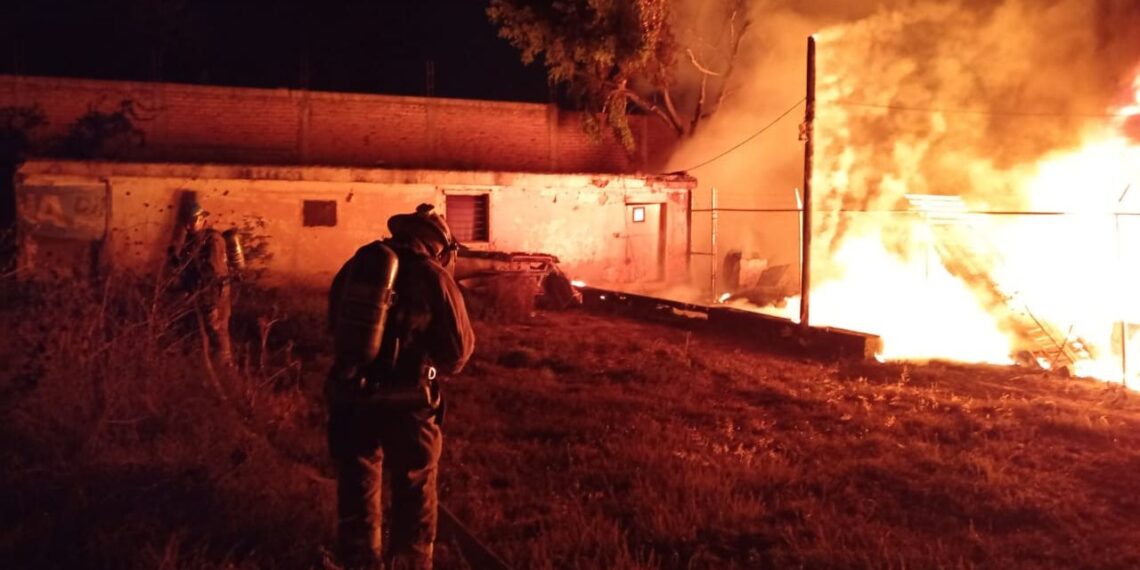 Noche de incendios moviliza a Bomberos en Jalisco