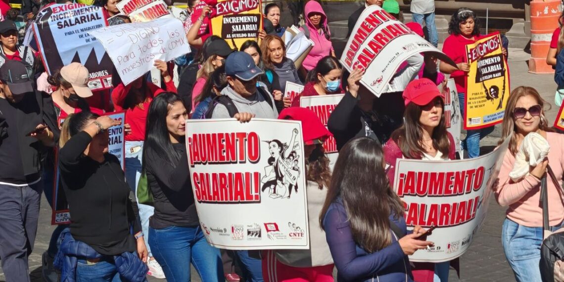 CNTE marcha para exigir aumento salarial