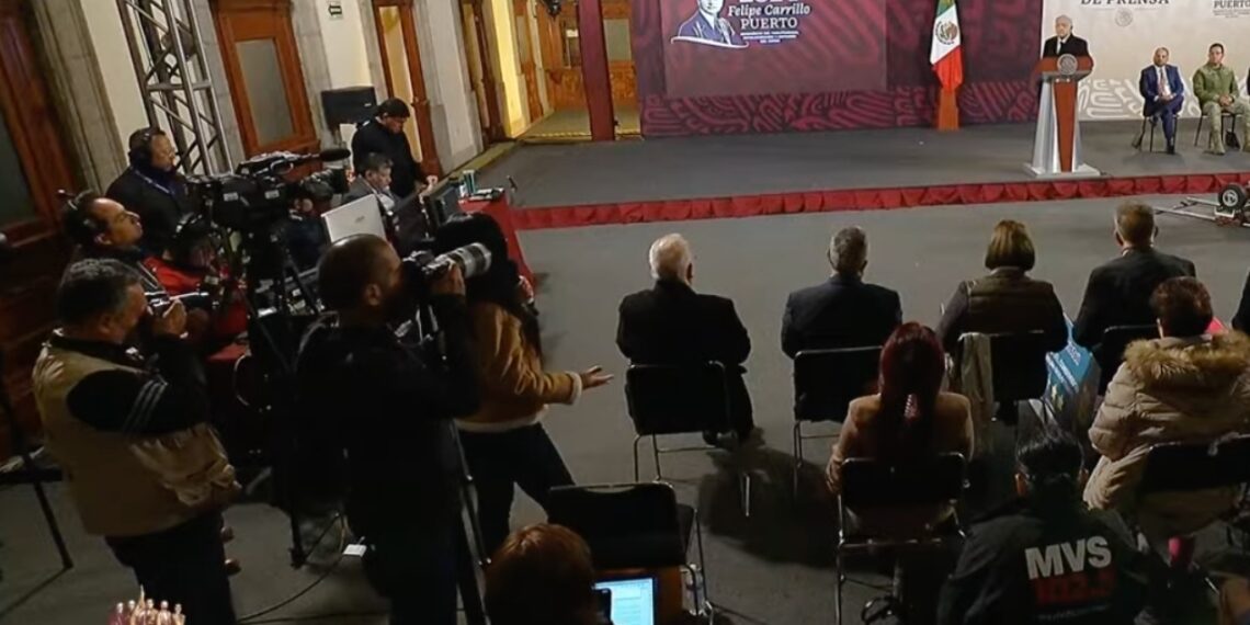 AMLO habla de ‘hackeo’ a datos de periodistas; promete informe