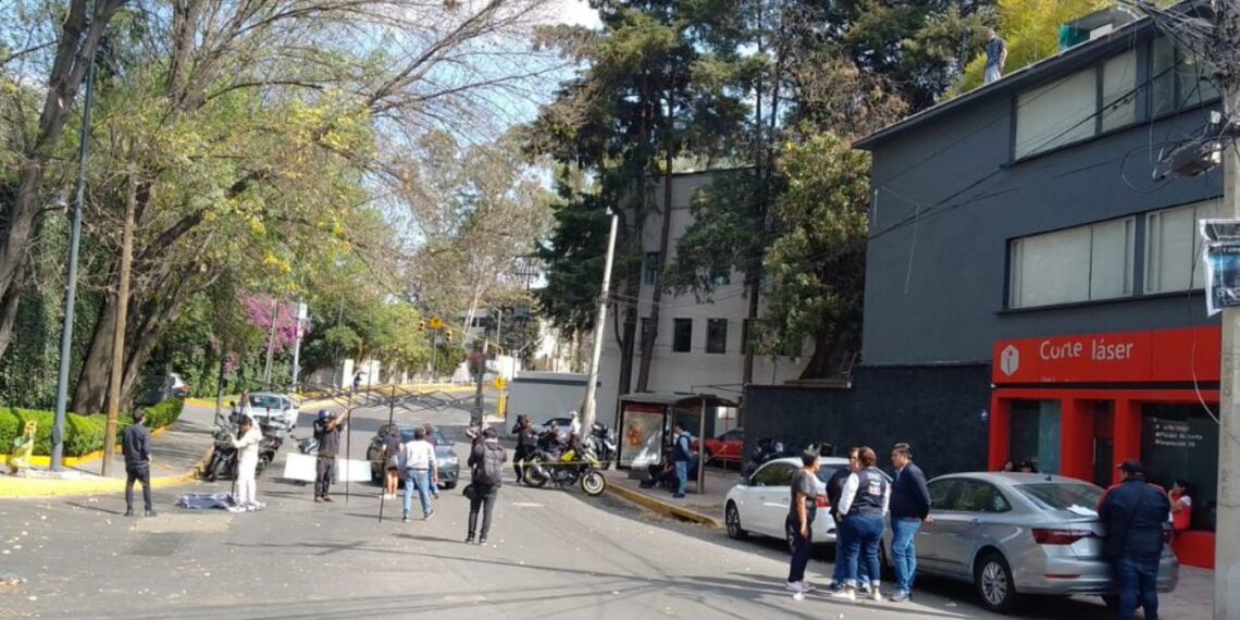 Vecinos de la colonia Molino del Rey portestan por cortes de agua desde hace un mes