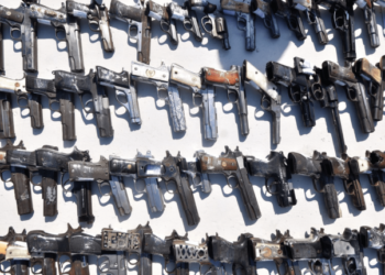 Avanza la demanda del Gobierno contra tiendas de armas en Arizona