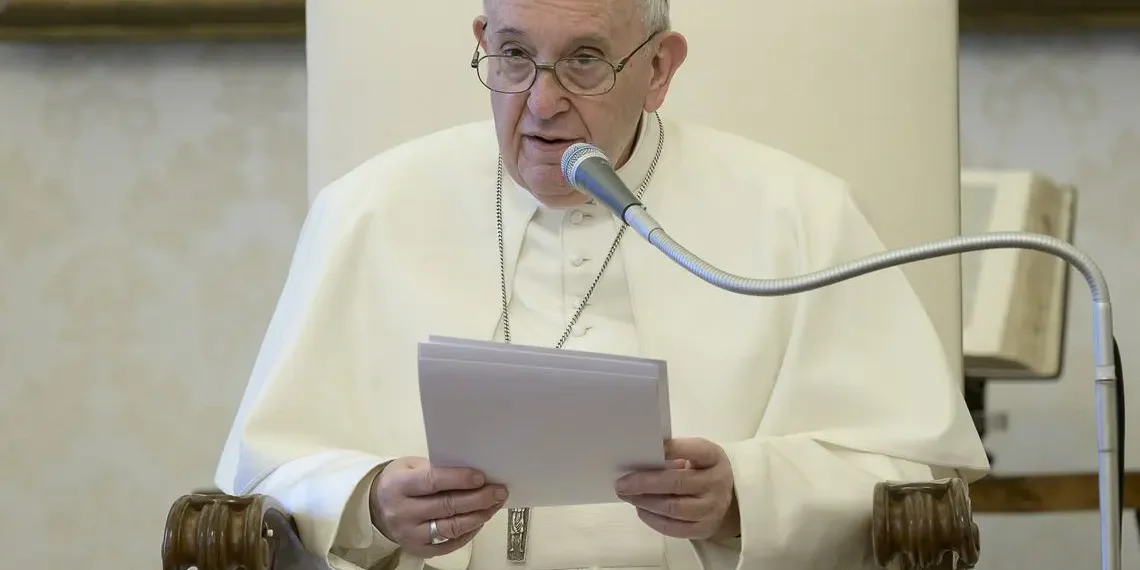 Francisco ora por la humanidad y recuerda a Benedicto XVI