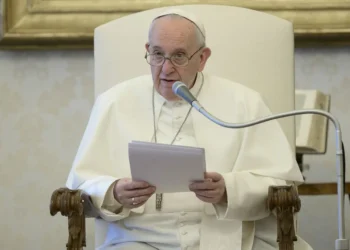 Francisco ora por la humanidad y recuerda a Benedicto XVI