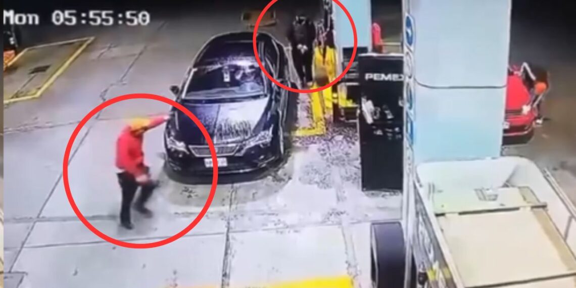 Despojan a conductor de su vehículo a punta de pistola en gasolinera del Edomex