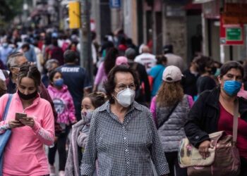 Piden volver a usar cubrebocas ante repunte casos de gripe y covid-19