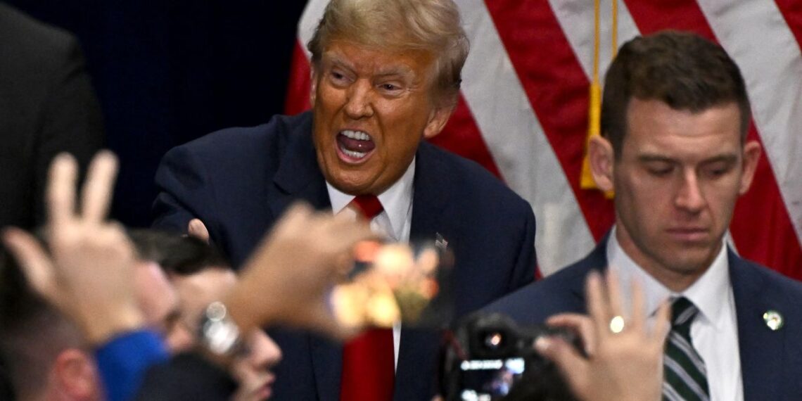 Trump se beneficia de la disputa Abbott-Biden para “propagar” ideología anti migrantes