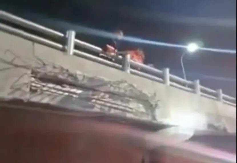 Se desprende concreto del Segundo piso de Viaducto Tlalpan sobre carriles centrales