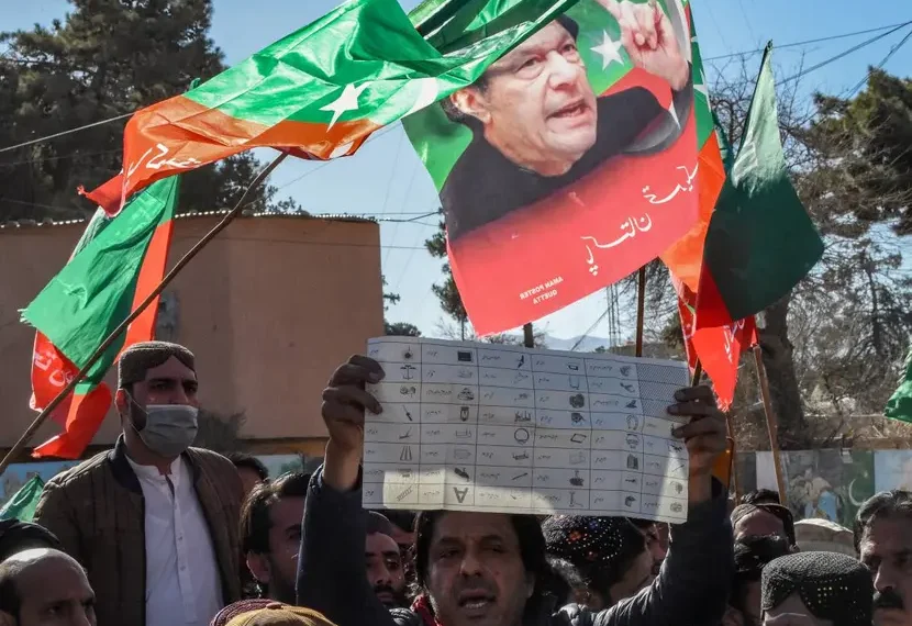 Aliados del exprimer ministro Imran Khan lideran resultados de elecciones en Pakistán