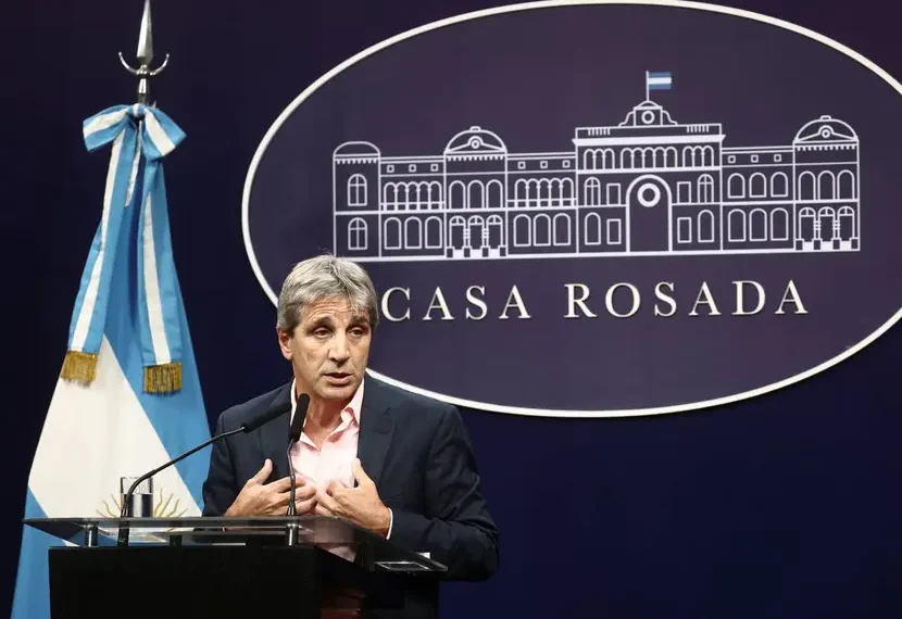 Argentina logra su primer superávit fiscal mensual en más de una década