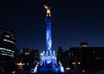 Monumentos y sitios emblemáticos de CDMX se pintan de color ‘azul maya’