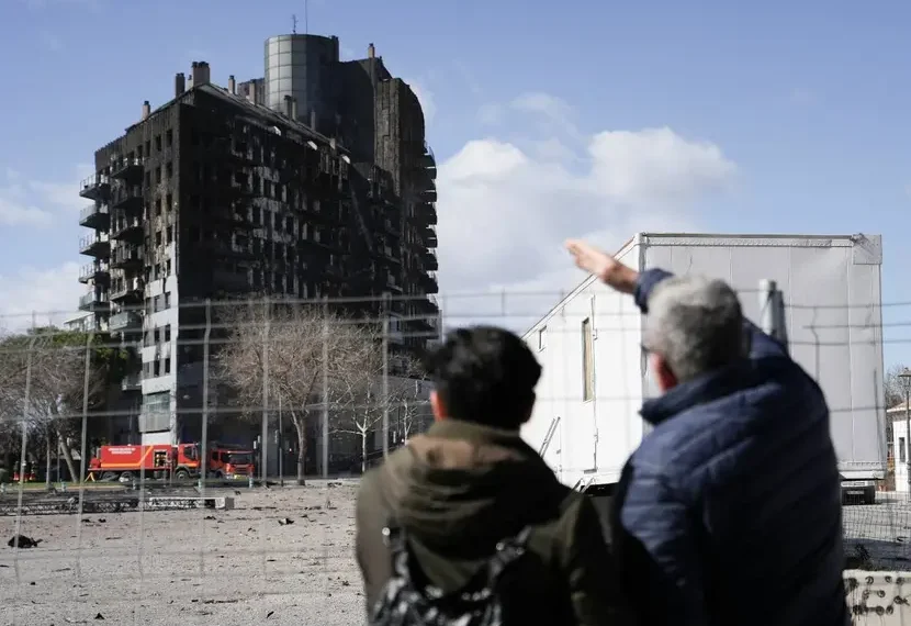 Suman 10 muertos por incendio de edificio residencial en Valencia