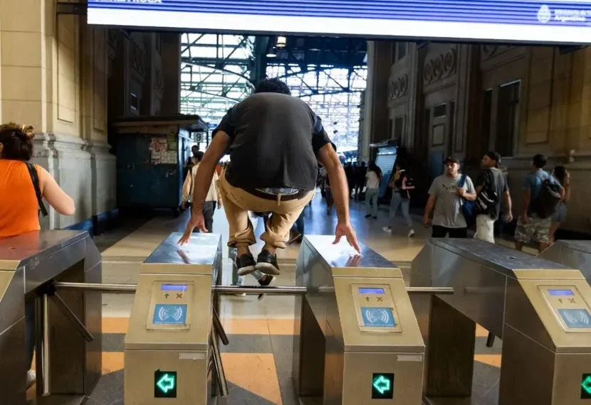 ¿Tarifazo de Milei? ‘Pos me salto’; argentinos se brincan los torniquetes del Metro y trenes