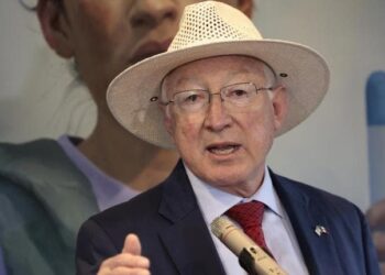 Embajador Ken Salazar celebró incautaciones de drogas sintéticas en México y EU