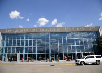 Por ceniza del Popocatépetl, aeropuerto de Puebla suspende operaciones
