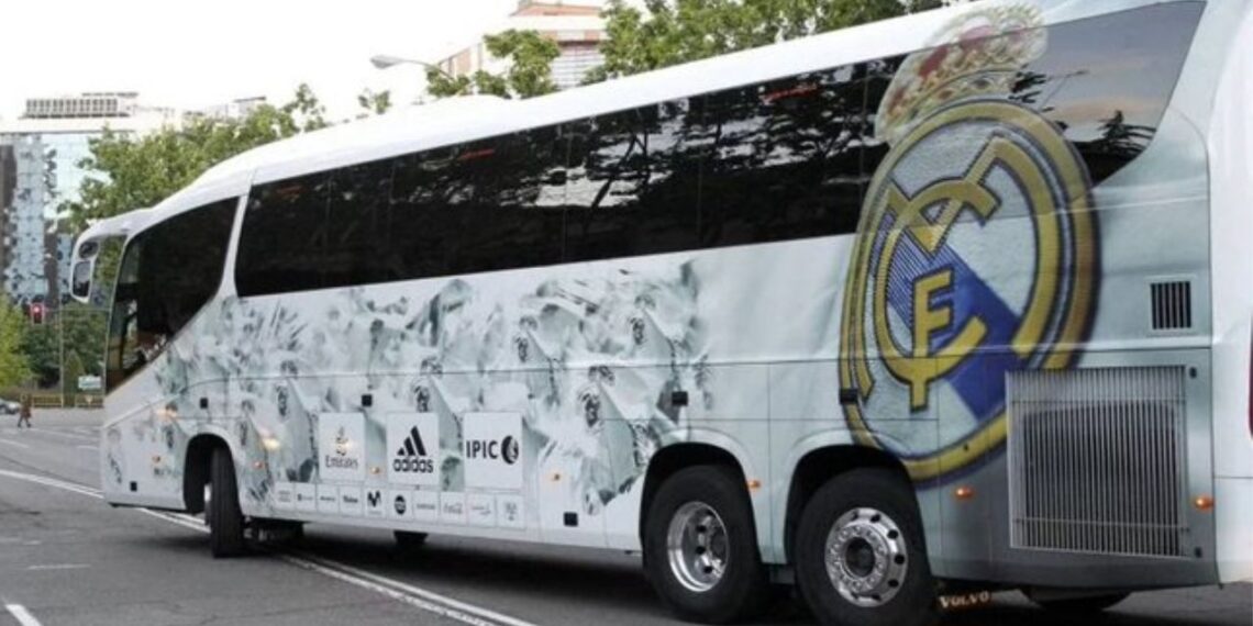 Fan choca contra el autobús del Real Madrid en Alemania