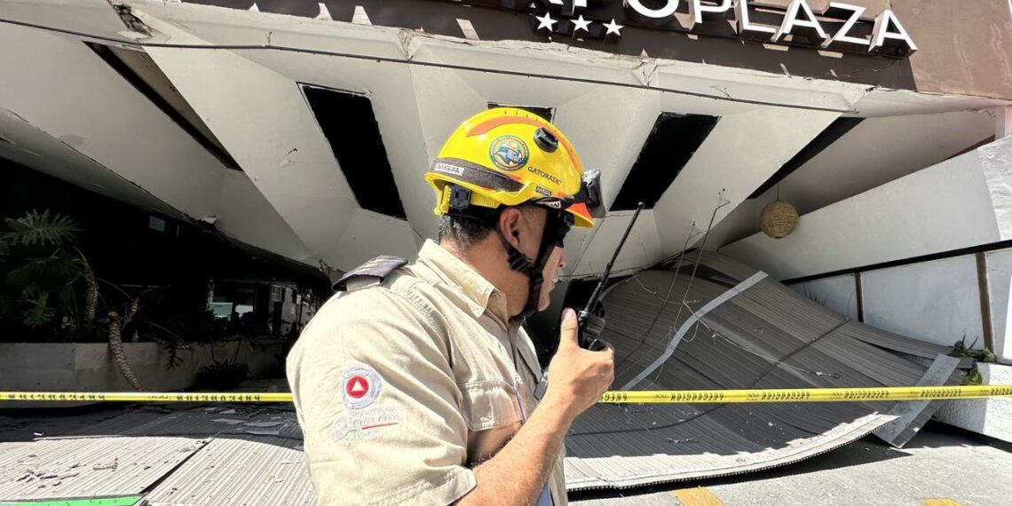 Se derrumba la fachada del Hotel Expo Plaza de Guadalajara
