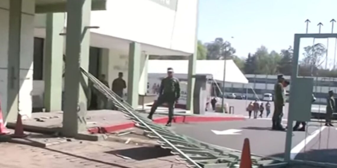 Fallan frenos a tráiler y derriba puerta del Hospital Militar Chivatito