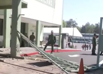 Fallan frenos a tráiler y derriba puerta del Hospital Militar Chivatito