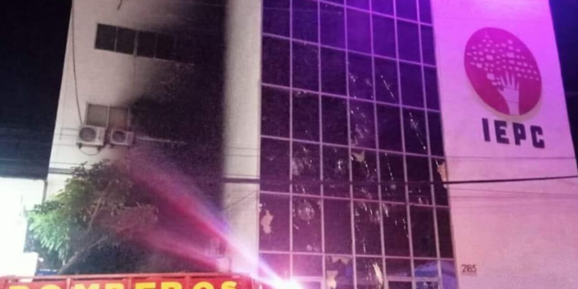 Incendian instalaciones del Instituto de Elecciones de Chiapas