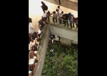 Cae una persona desde el primer piso en Plaza las Antenas, Iztapalapa