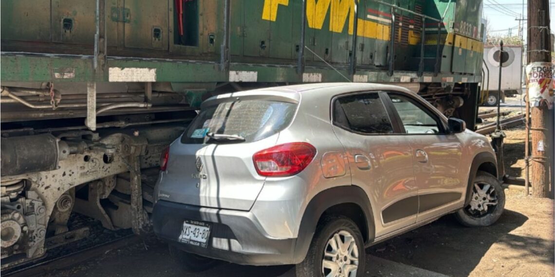 Registran choque entre camioneta y ferrocarril en la Gustavo A. Madero