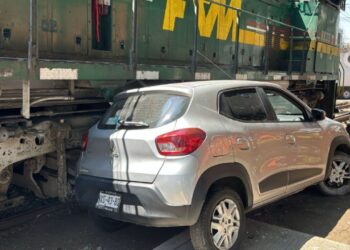 Registran choque entre camioneta y ferrocarril en la Gustavo A. Madero