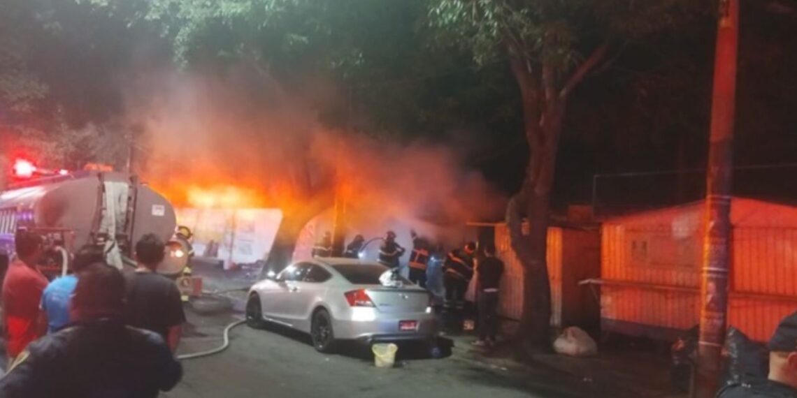 Se registra incendio en puesto ambulante en la alcaldía Azcapotzalco