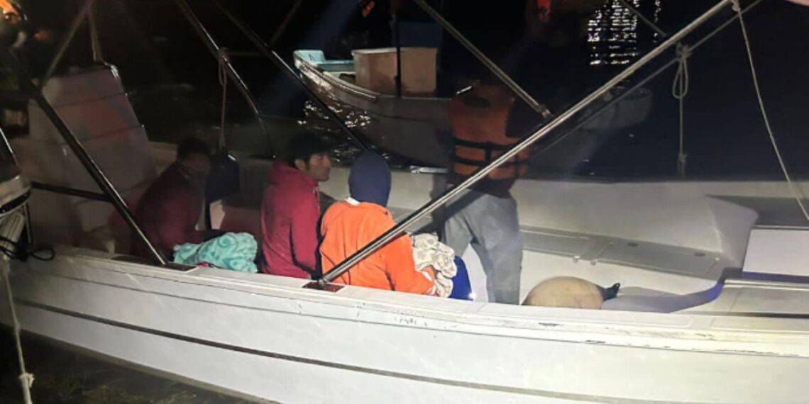 Rescatan a 4 pescadores tras perderse en altamar en Quintana Roo