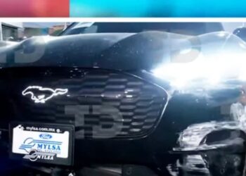 Roba Mustang de agencia en la GAM y lo choca al salir