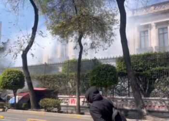 Manifestantes lanzan cohetones contra la Segob; explotan cuatro