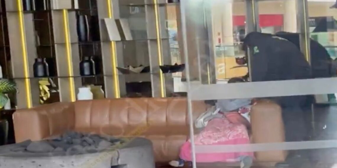 Puebla: Guardias amedrentan a niña indígena dentro del Sonora Grill de Plaza Solesta