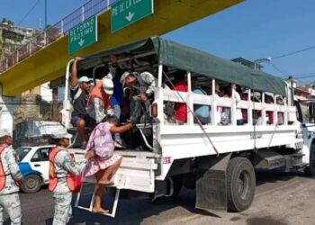 Persiste escasez de transporte público en Acapulco; usuarios enfrentan dificultades