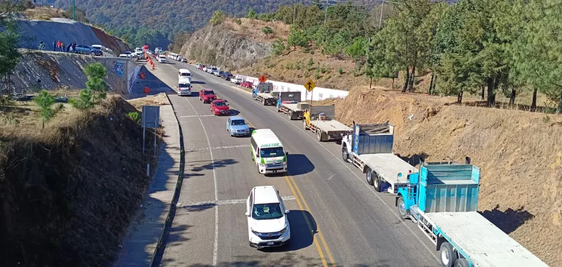 López Obrador critica paro de transportistas; rechaza ceder a chantajes por bloqueos