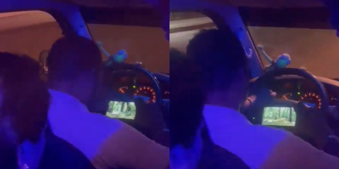 Chofer de transporte público ve una película mientras conduce en Puebla