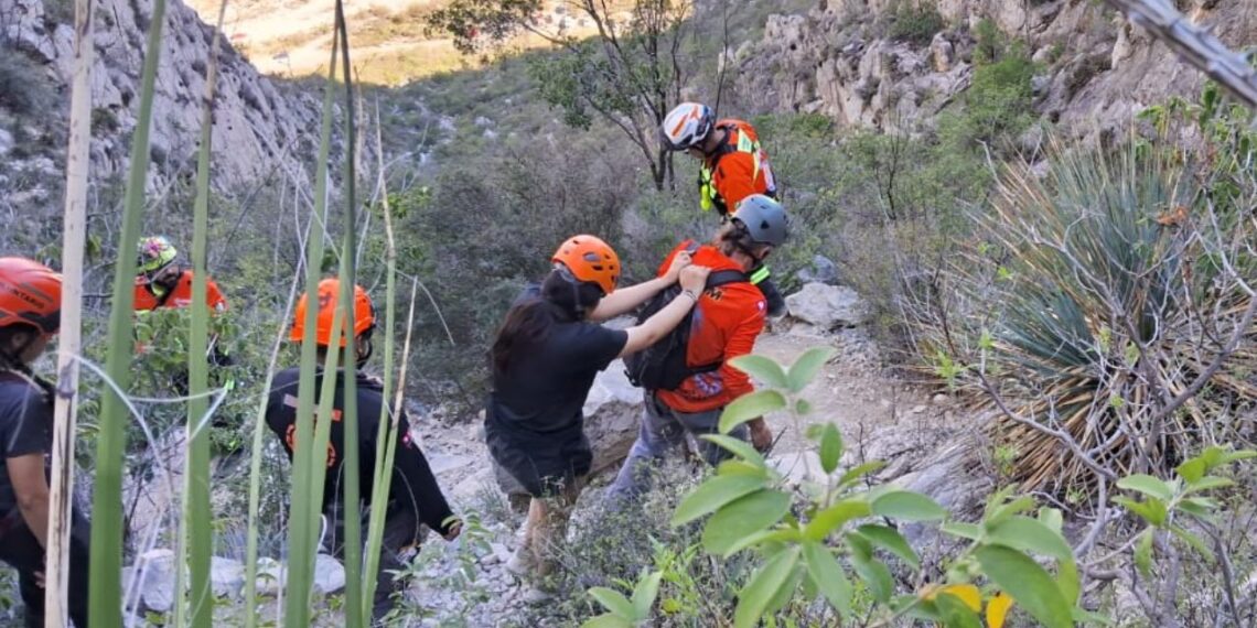 Joven senderista es abandonada por guía de montaña tras caída en La Huasteca