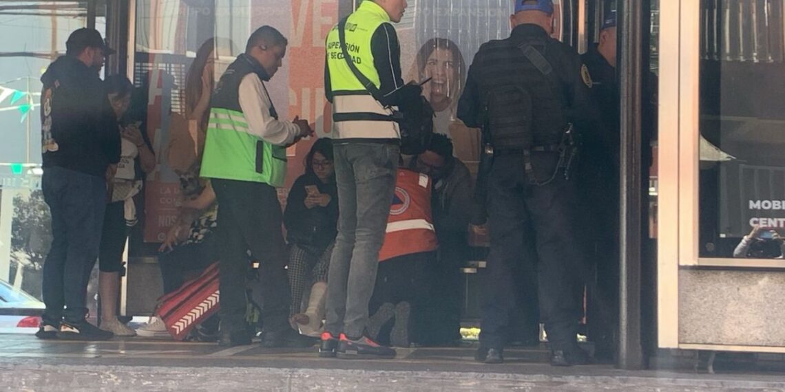 Metrobús de la L2 frena de golpe por ciclista; 5 lesionados