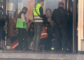 Metrobús de la L2 frena de golpe por ciclista; 5 lesionados