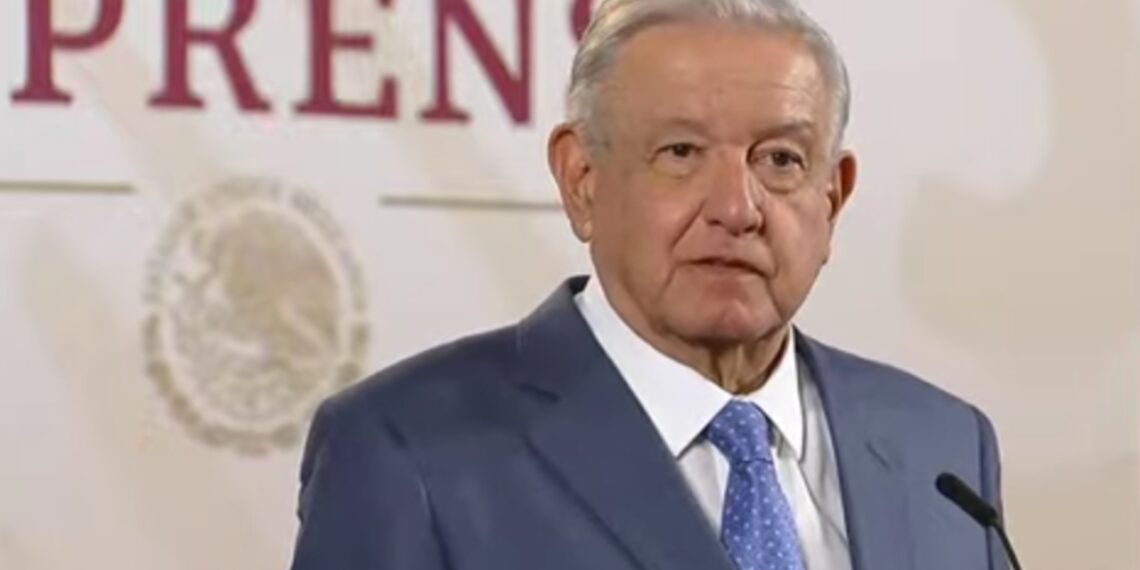 AMLO vincula a reportero que publicó reportaje sobre campaña en 2006 con Carlos Salinas