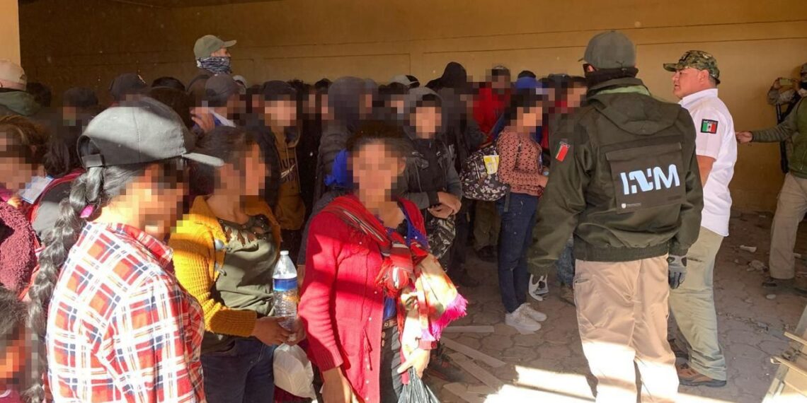 Aseguran a 101 migrantes guatemaltecos abandonados en casa en Sonora
