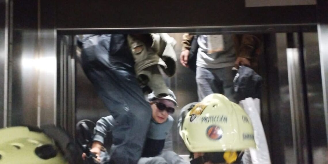 Tres adultos mayores quedan atrapados en elevador del Metro CDMX