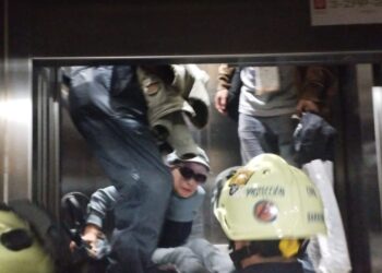 Tres adultos mayores quedan atrapados en elevador del Metro CDMX