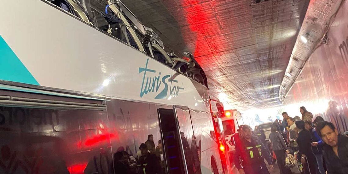 Autobús de pasajeros se atora bajo puente en Viaducto; hay más de 14 lesionados